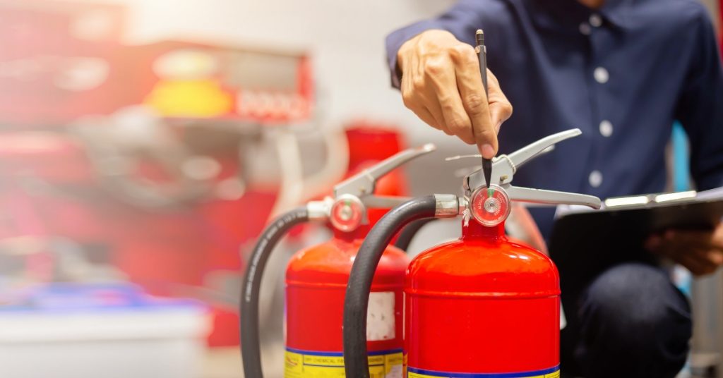 orang cek pemadam api